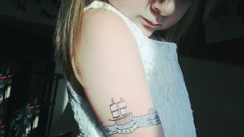 девочка с татуировкой кораблика